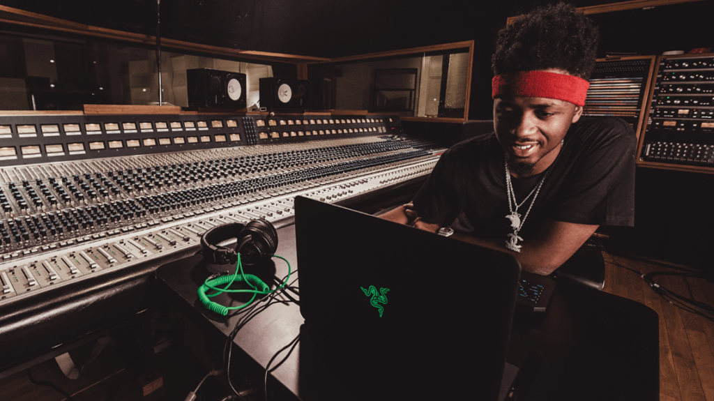 Продюсер Metro Boomin работает на студии
